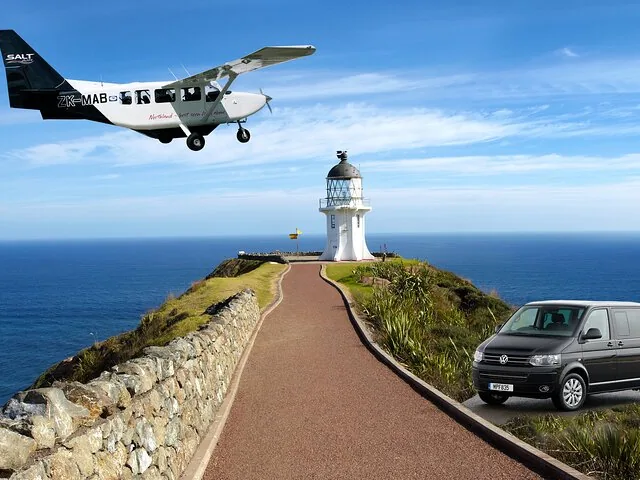 Ein zusammengesetztes Bild, das ein kleines Flugzeug, den Leuchtturm von Cape Reinga und einen Tourvan zeigt.